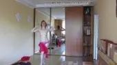 Телка дурачиться в комнате
